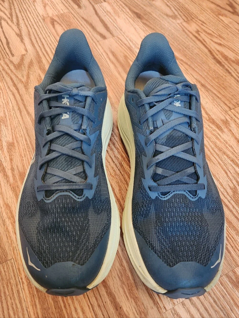 HOKA WIDE Challenger 8 Trail Running Shoes